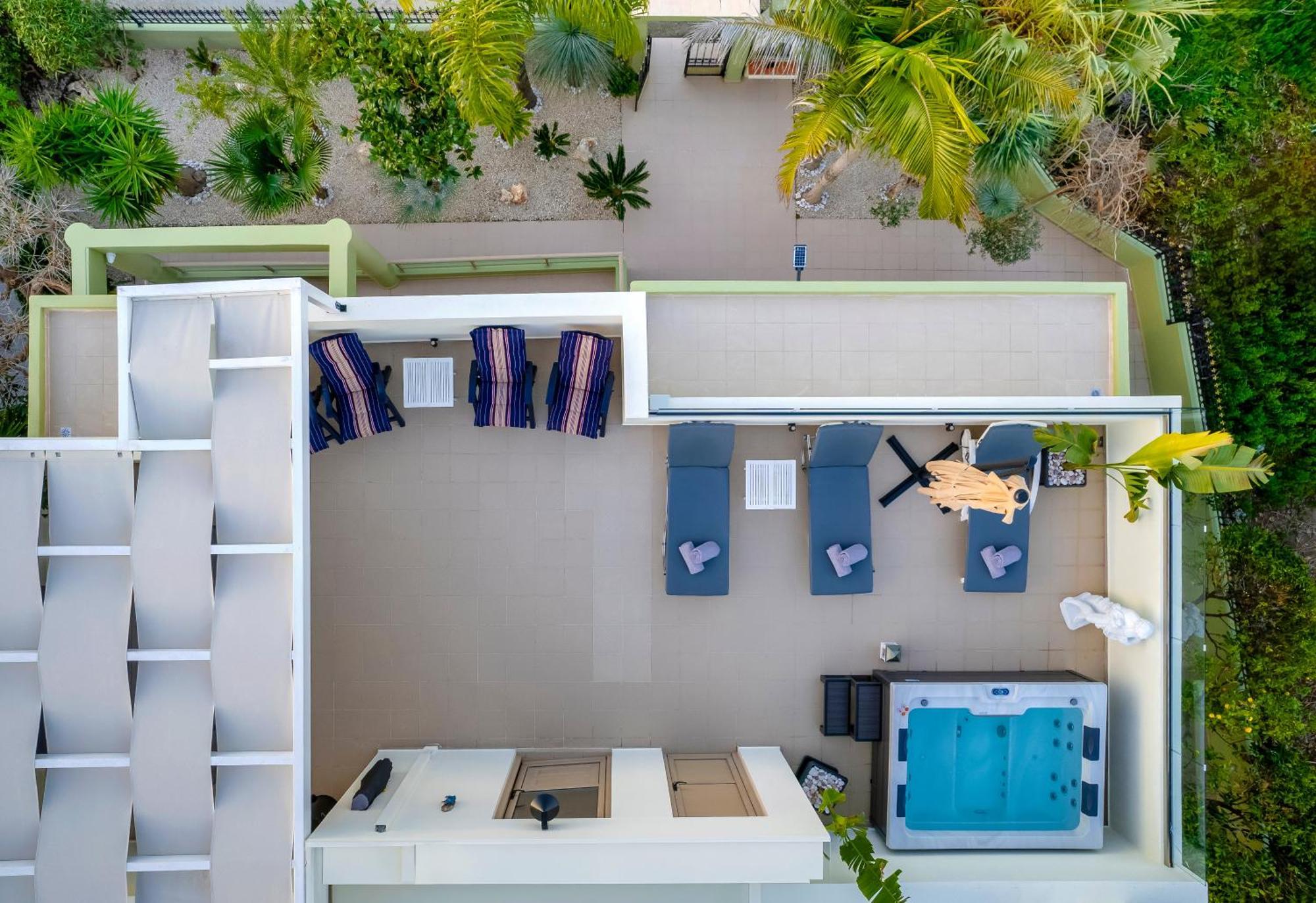 Sunny Palm Apartment